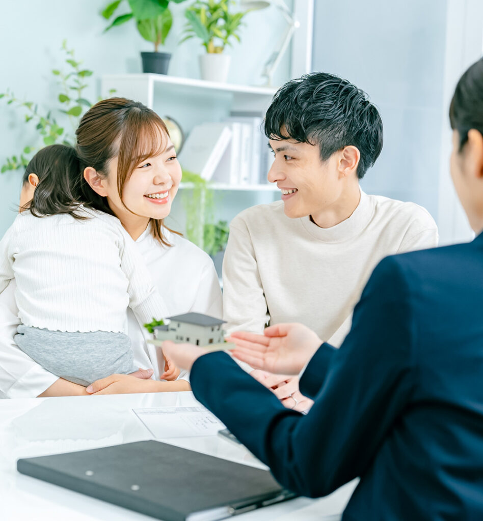 笑顔で話を聞く若い夫婦